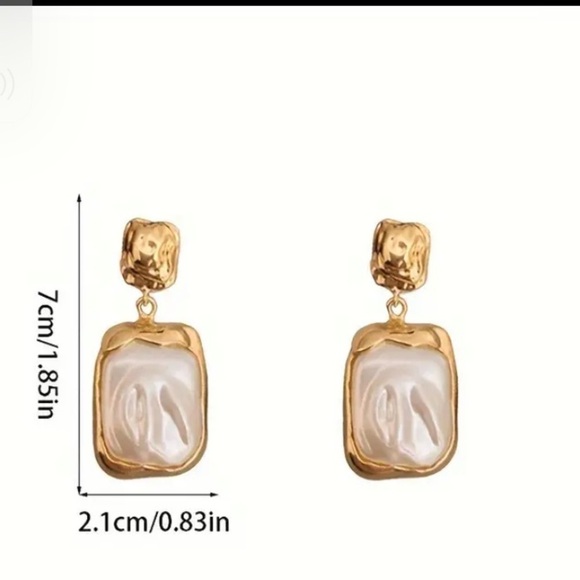Women’s Gold Tone Simulated Pearl Square Drop Earrings in White and Gold. - Picture 3 of 4